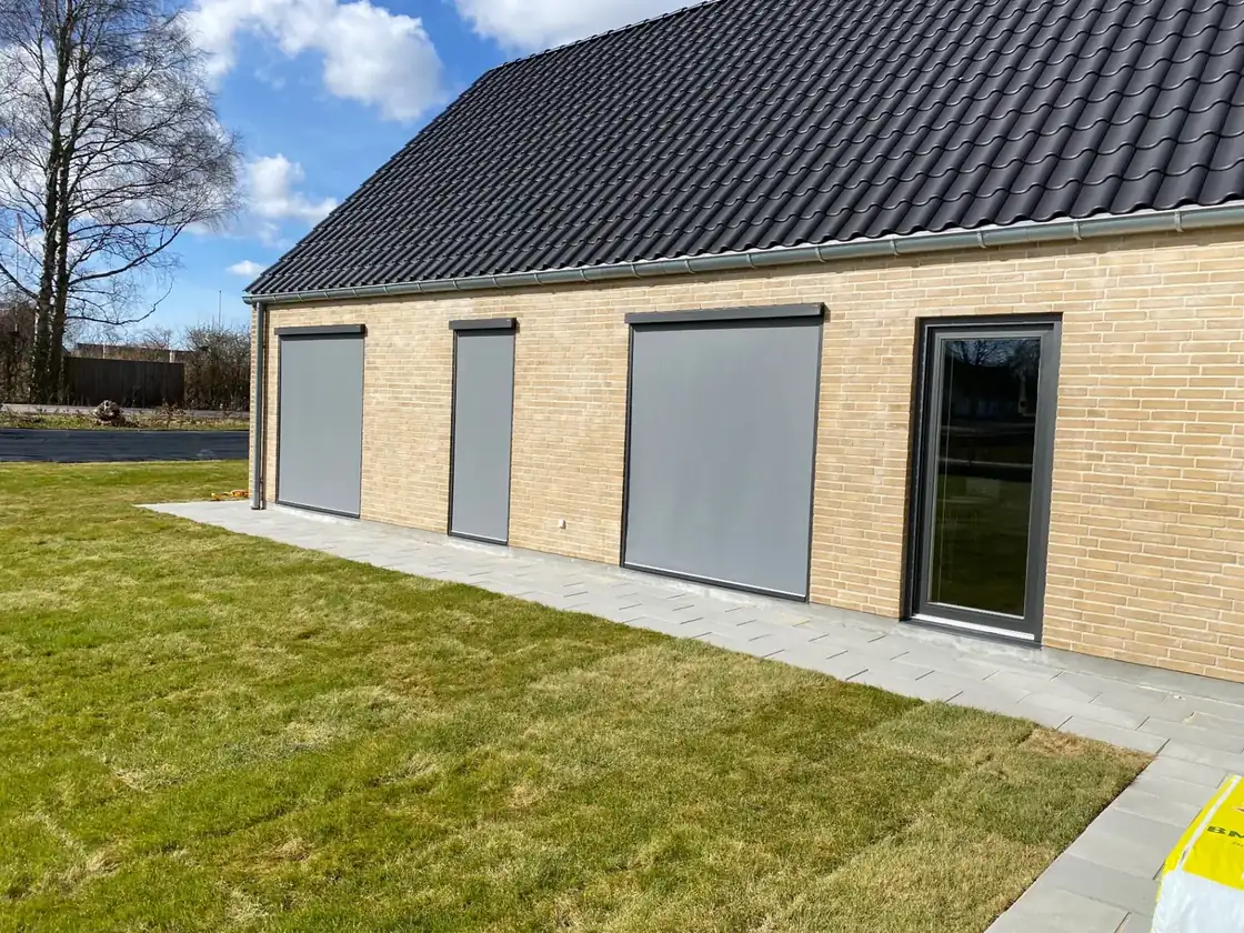 Udvendige screens monteret på erhvervsfacade