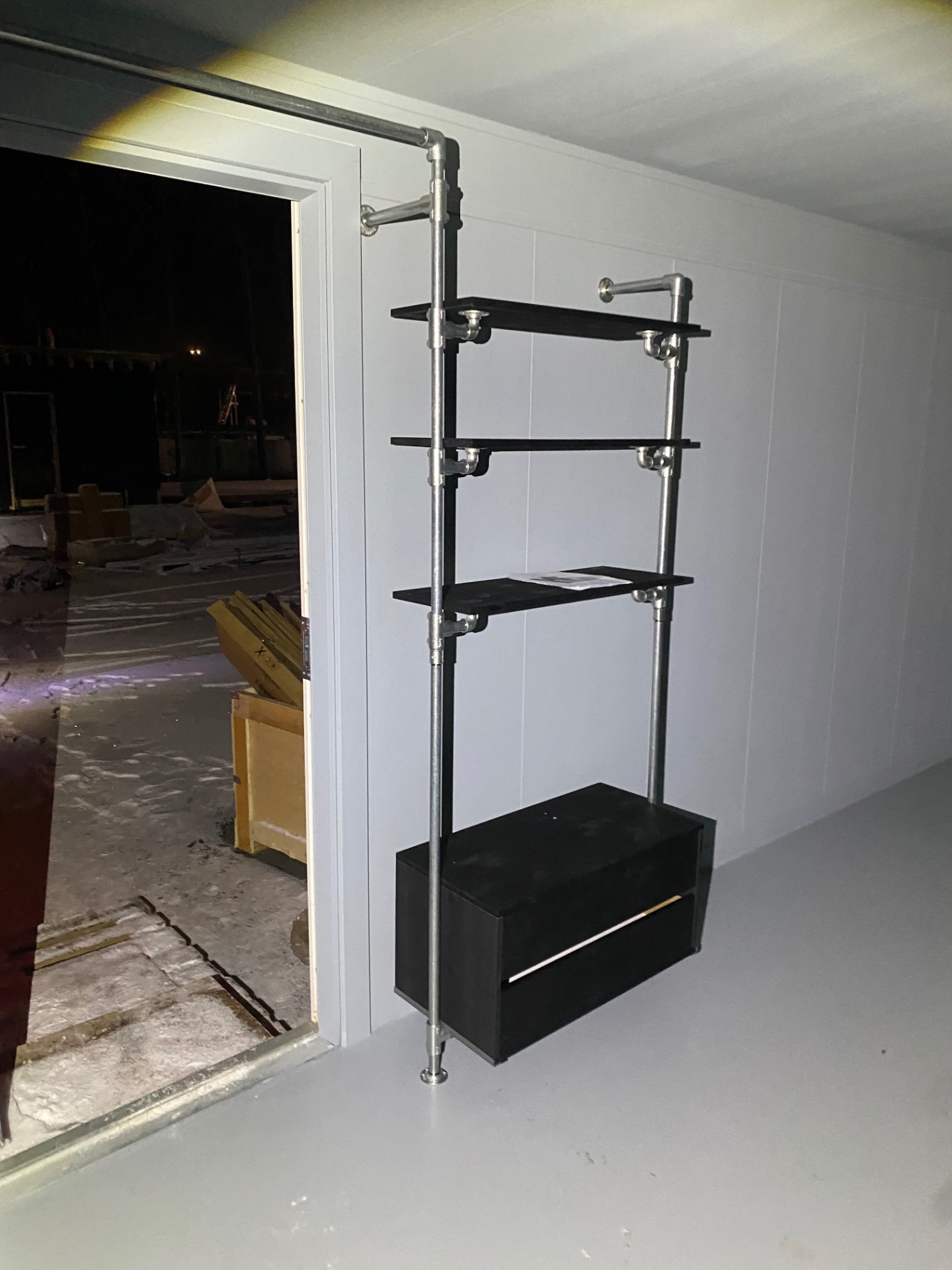 Rackbuddy hyldesektion med bænk ved døråbning